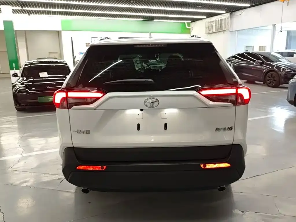 Toyota RAV4 — фото 7