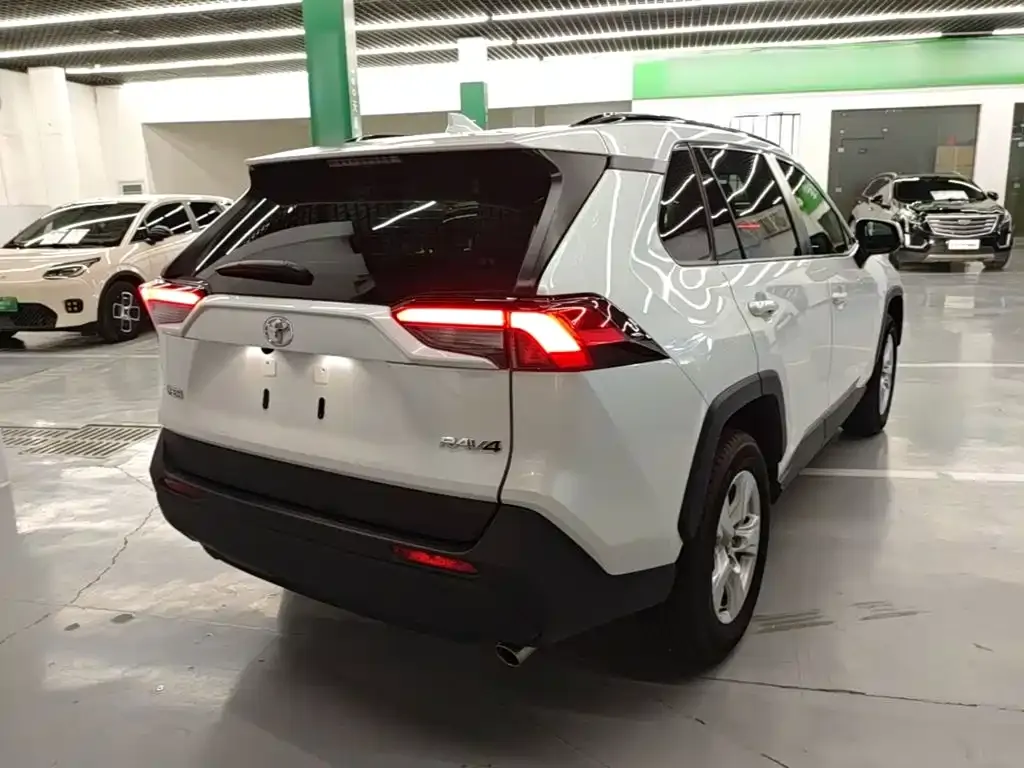 Toyota RAV4 — фото 10