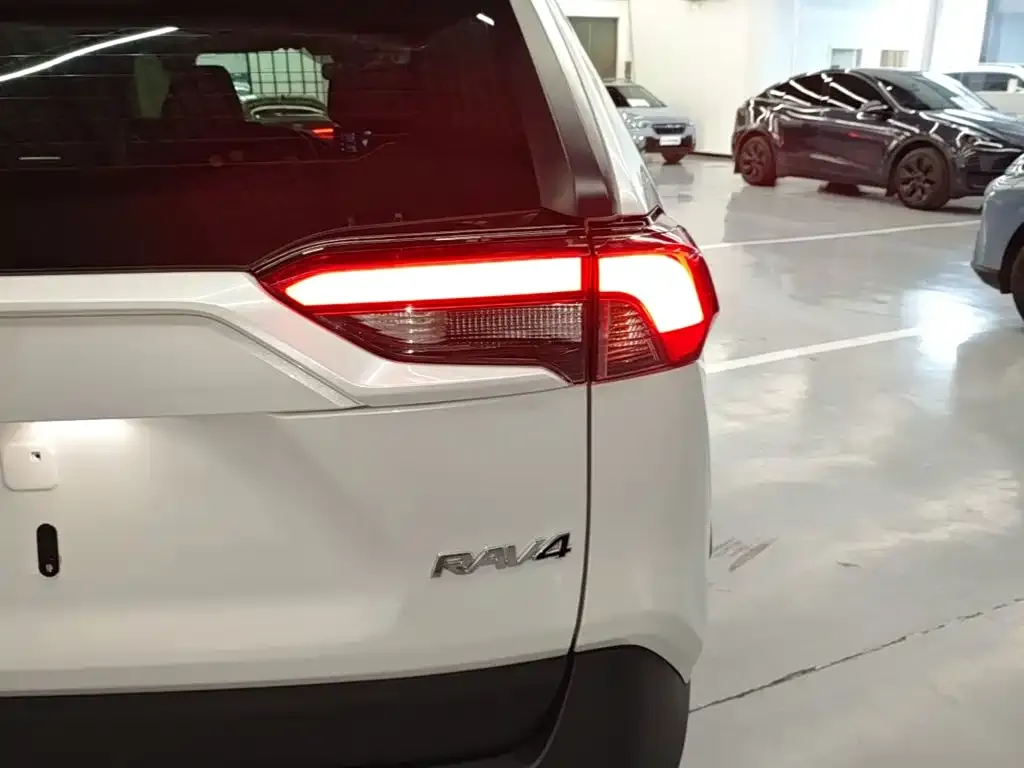 Toyota RAV4 — фото 4