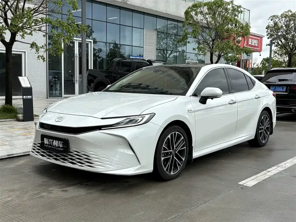 Toyota Camry — фото 1