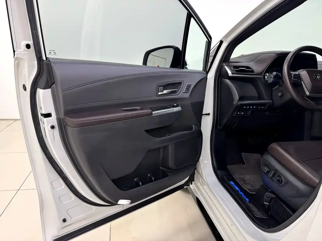 Toyota Sienna — фото 6