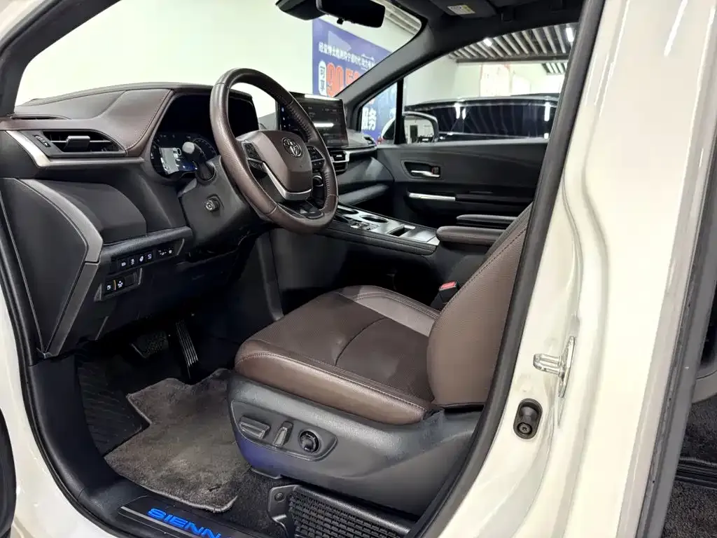 Toyota Sienna — фото 2