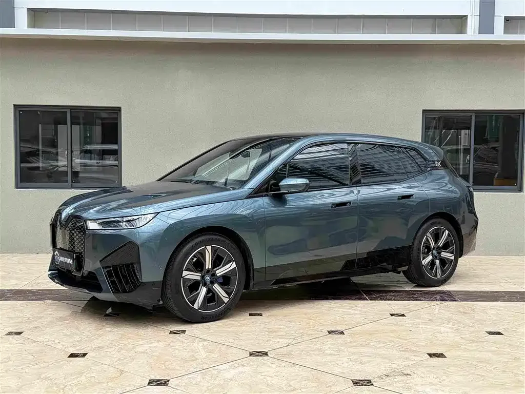 BMW iX — фото 1
