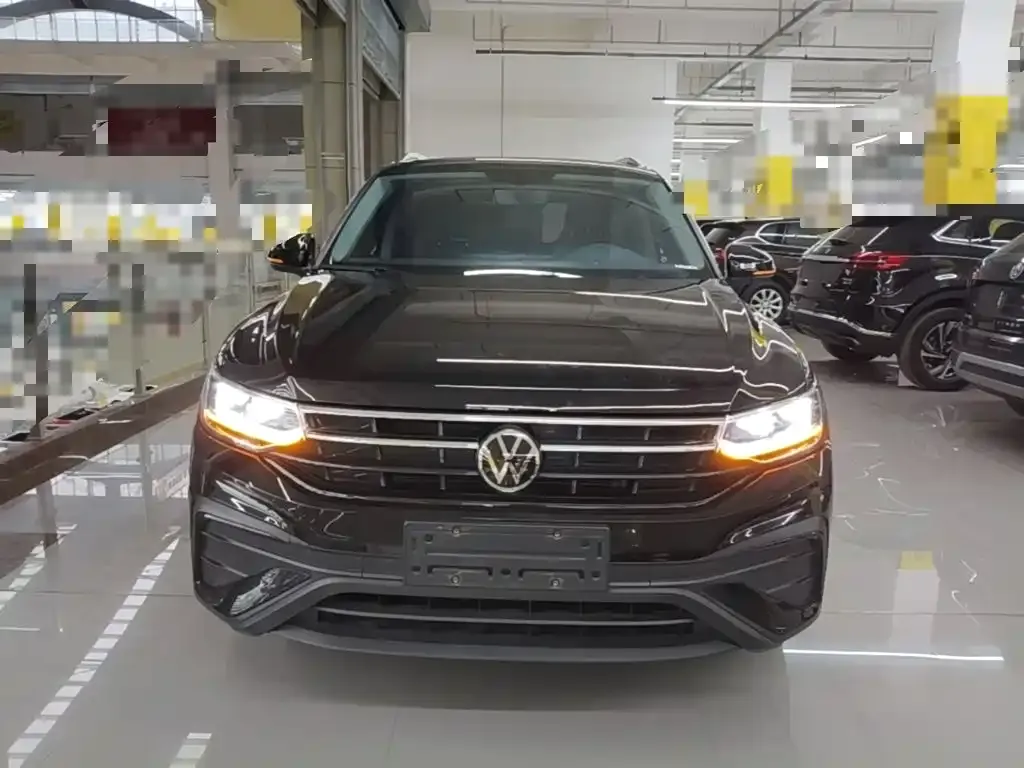 Volkswagen Tiguan L — фото 10