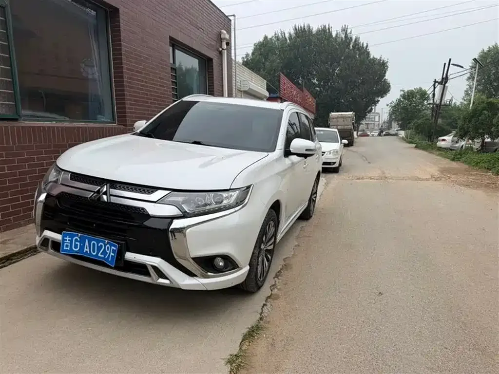 Mitsubishi Outlander — фото 1