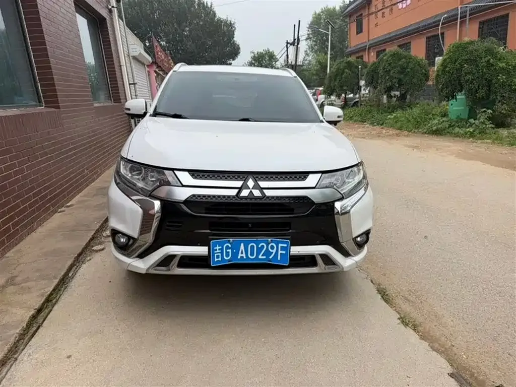 Mitsubishi Outlander — фото 7