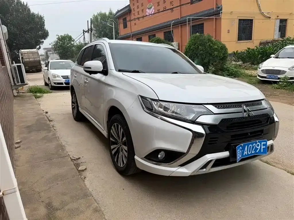 Mitsubishi Outlander — фото 6
