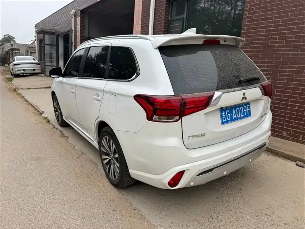 Mitsubishi Outlander — фото 4