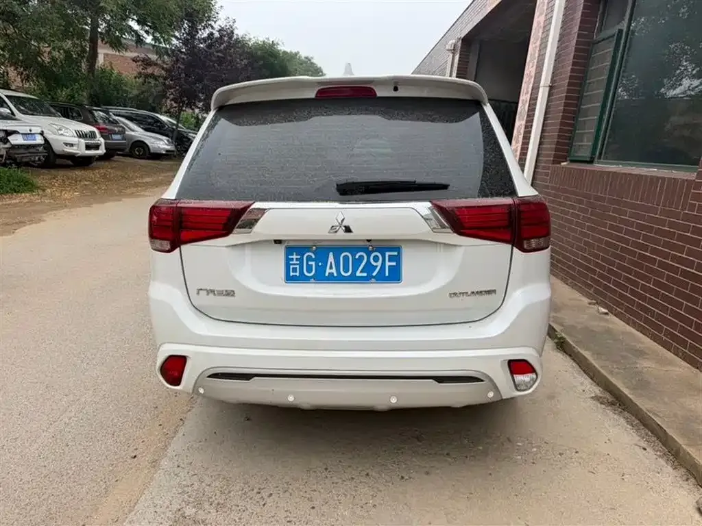 Mitsubishi Outlander — фото 9