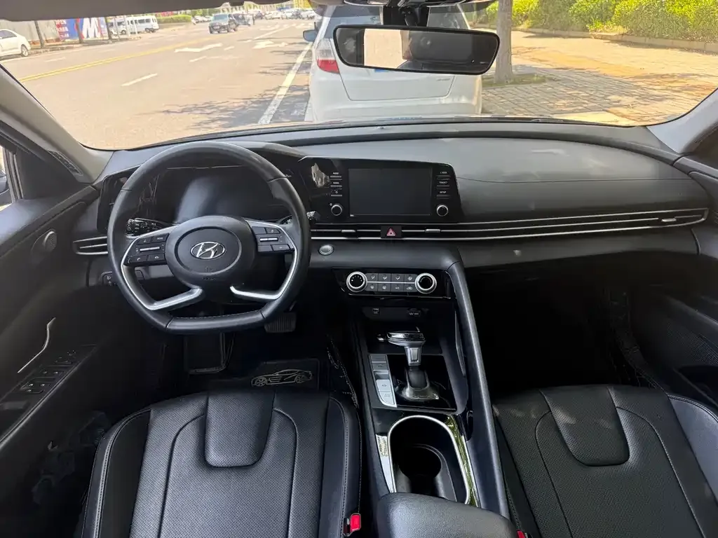 Hyundai Elantra — фото 3