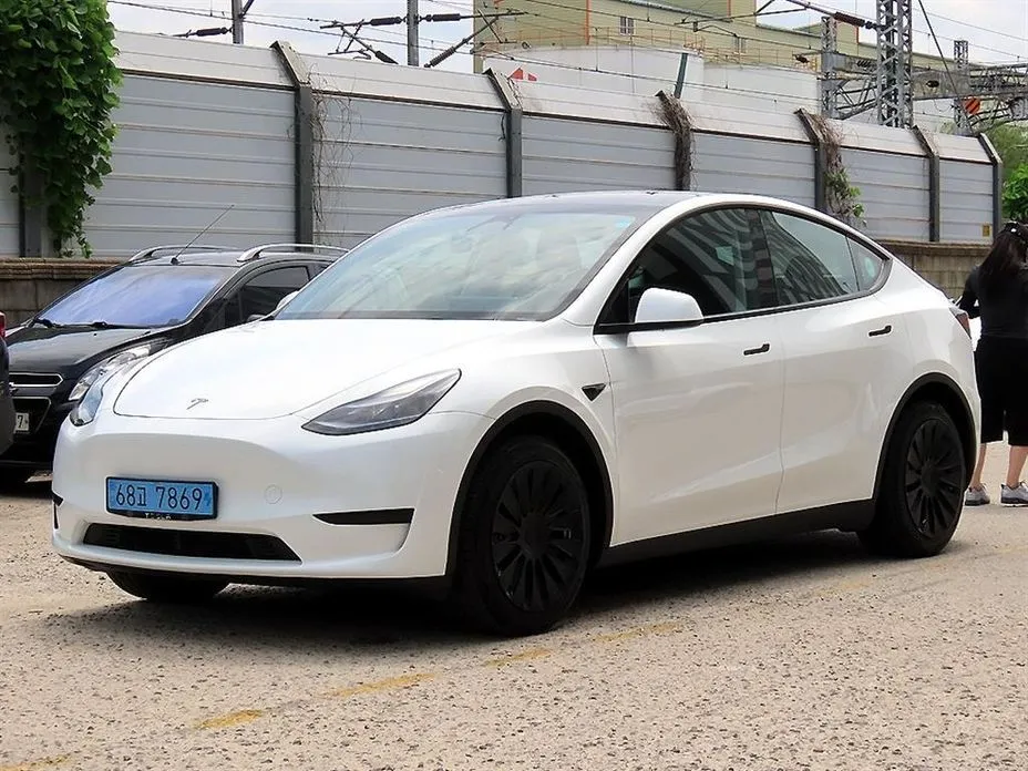 Tesla Model Y — фото 10