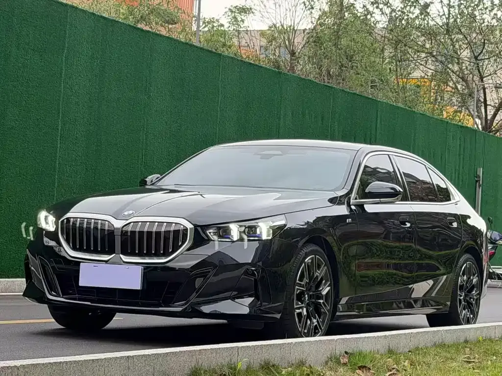BMW 5 Series — фото 1