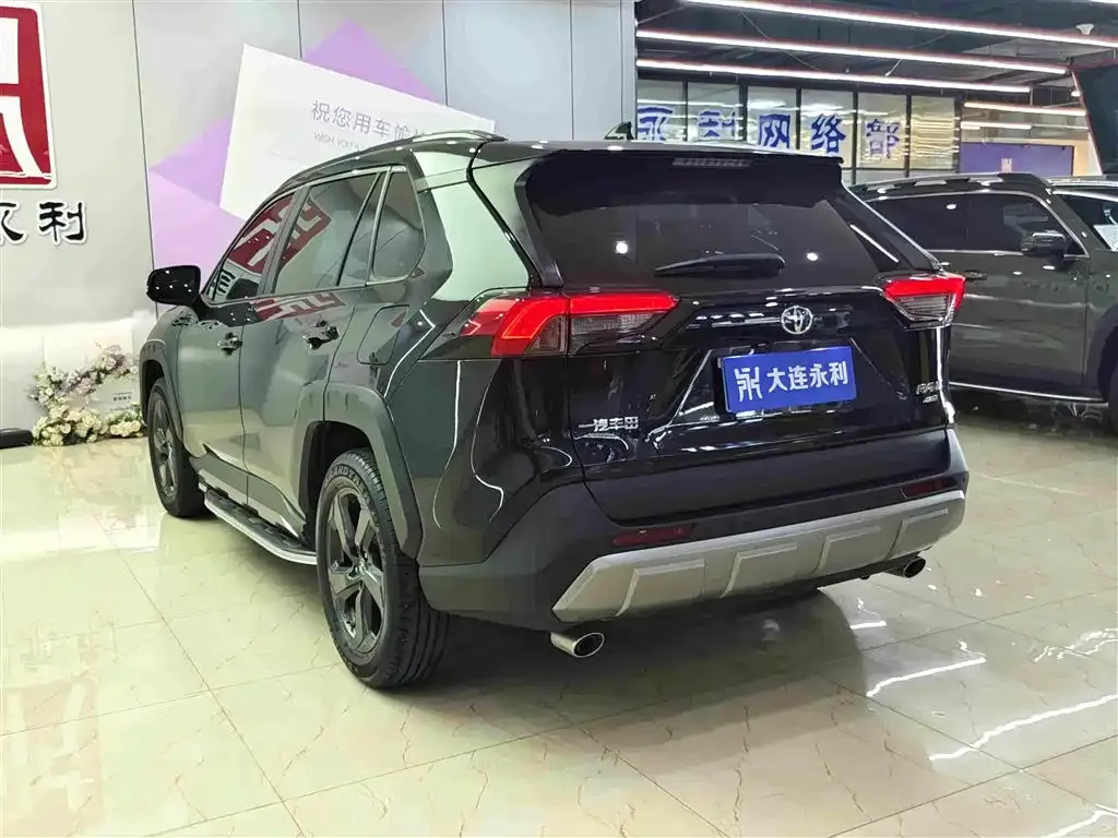 Toyota RAV4 — фото 10