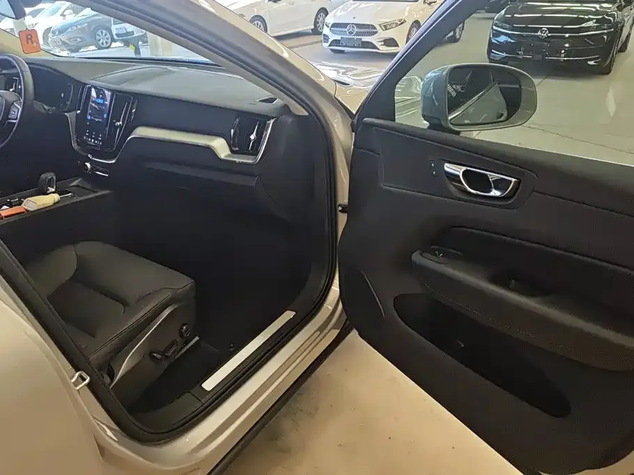 Volvo XC60 — фото 9
