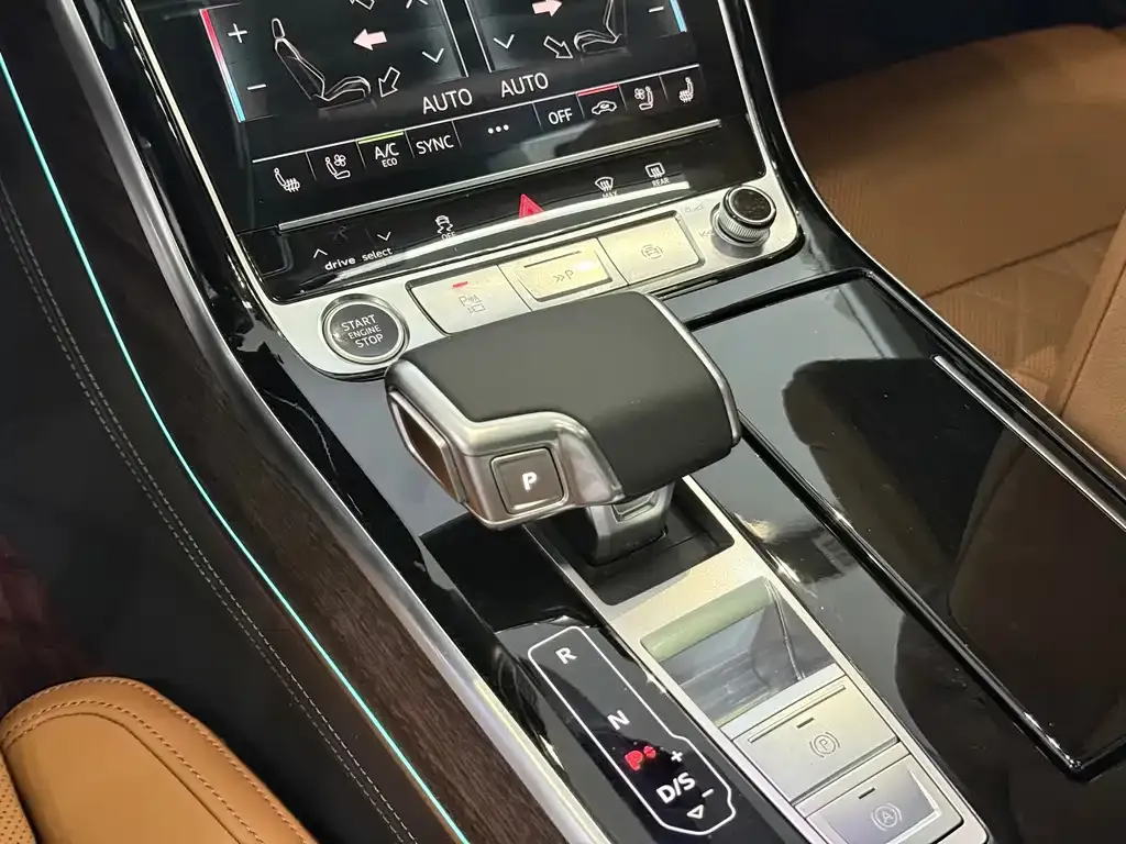 Audi A8 — фото 7