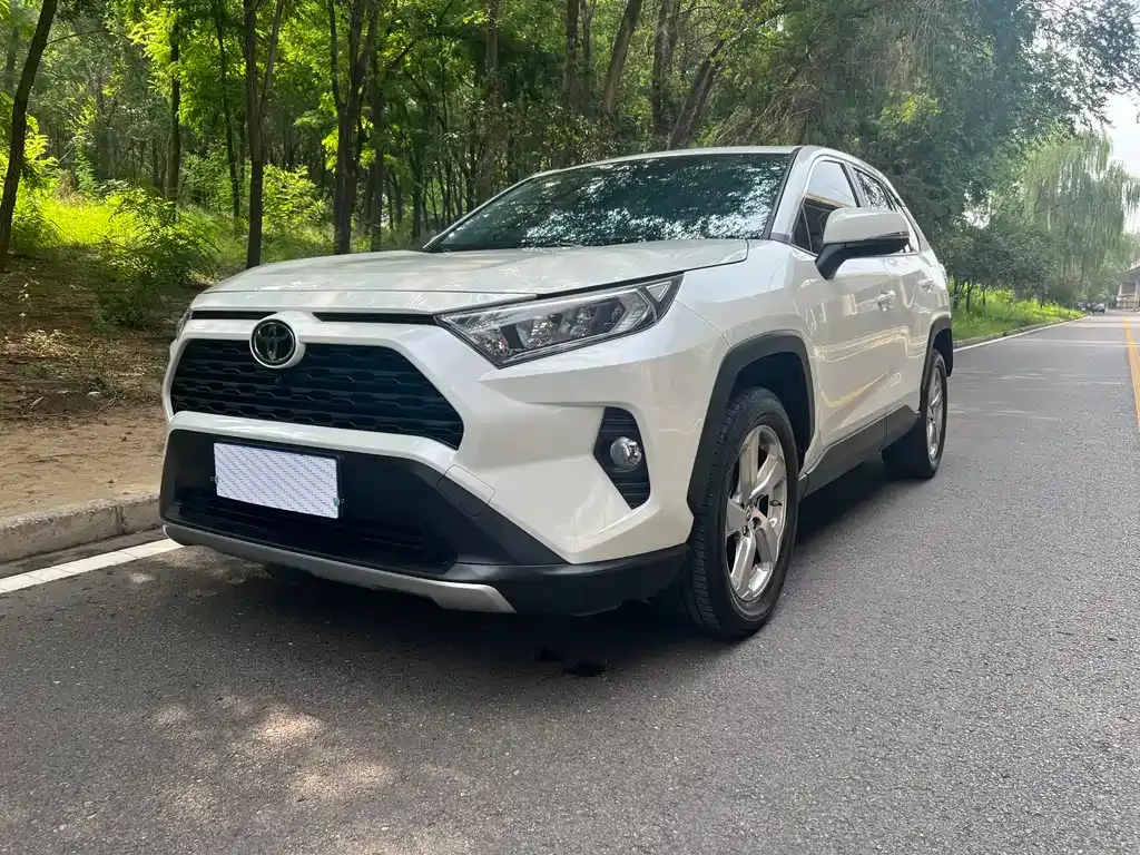 Toyota RAV4 — фото 1