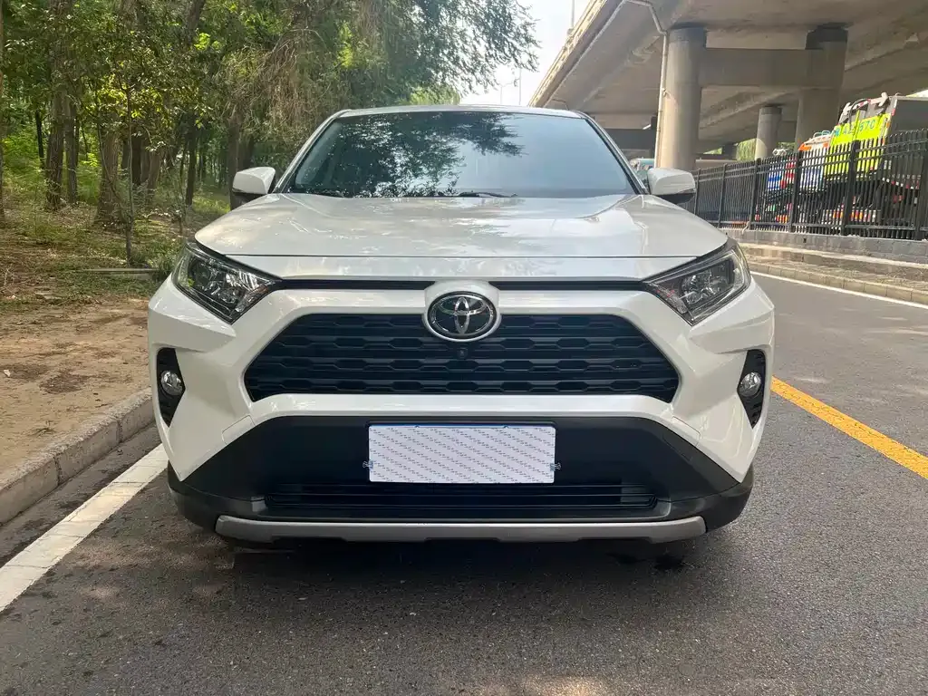 Toyota RAV4 — фото 8