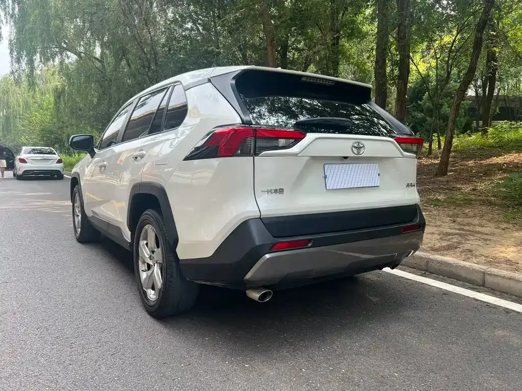 Toyota RAV4 — фото 9