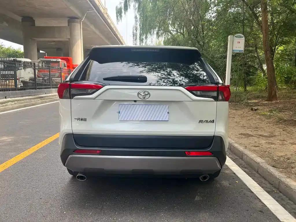 Toyota RAV4 — фото 7