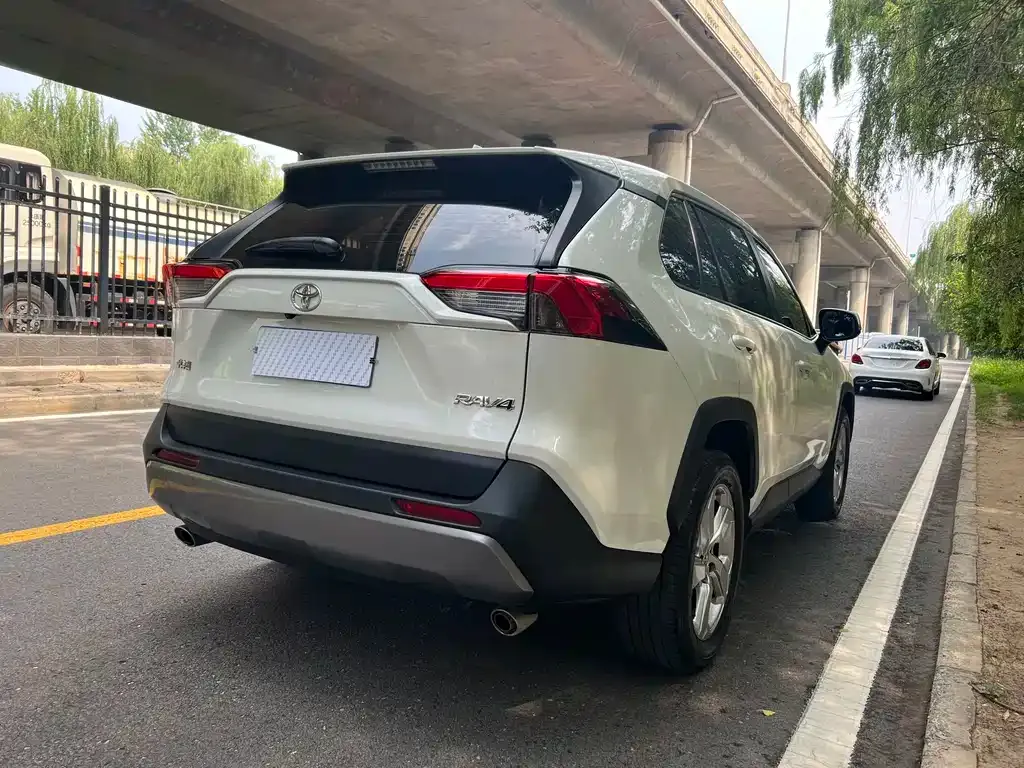 Toyota RAV4 — фото 5