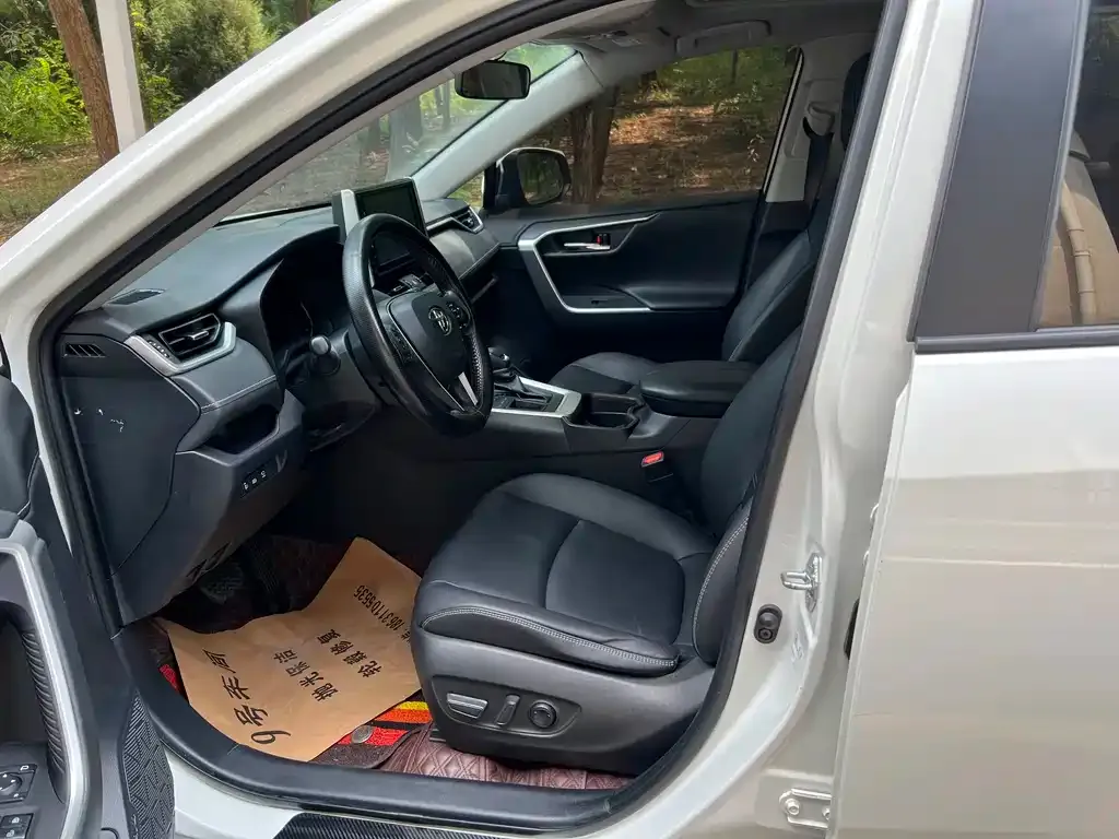 Toyota RAV4 — фото 4