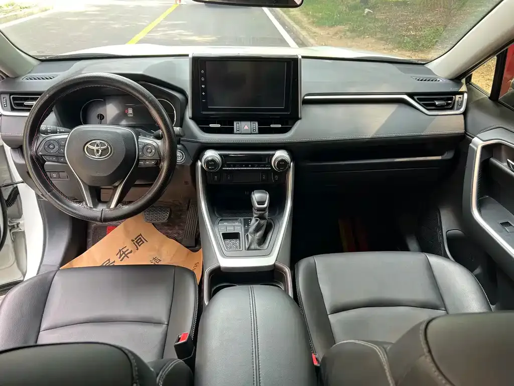 Toyota RAV4 — фото 3