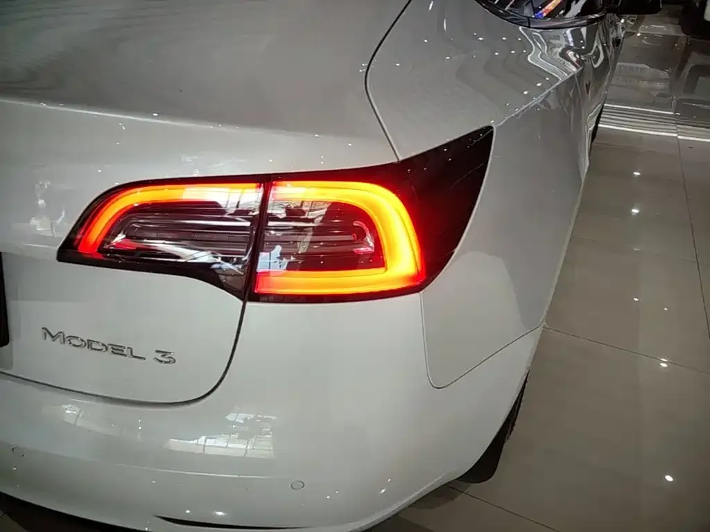 Tesla Model 3 — фото 2