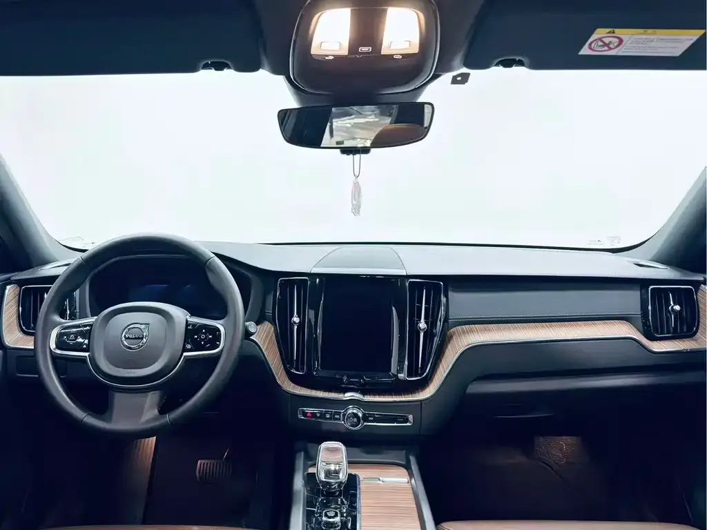 Volvo XC60 — фото 2