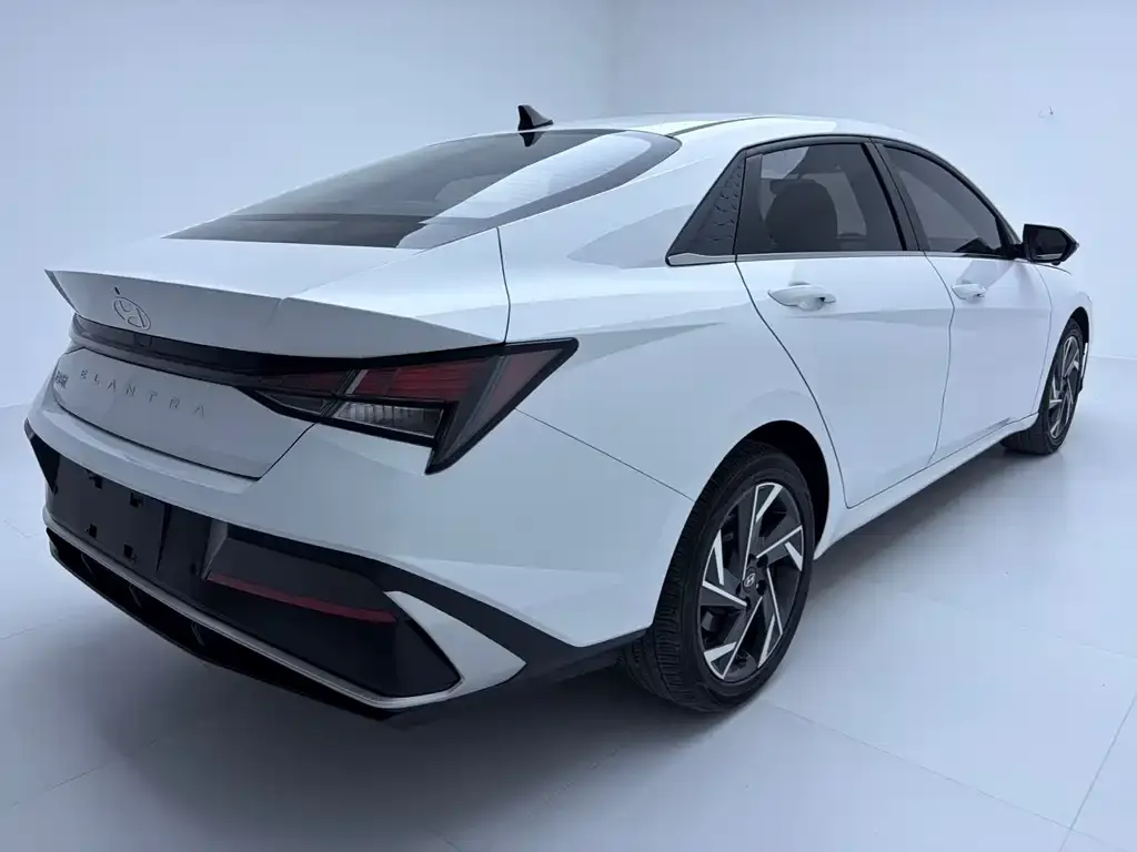 Hyundai Elantra — фото 3
