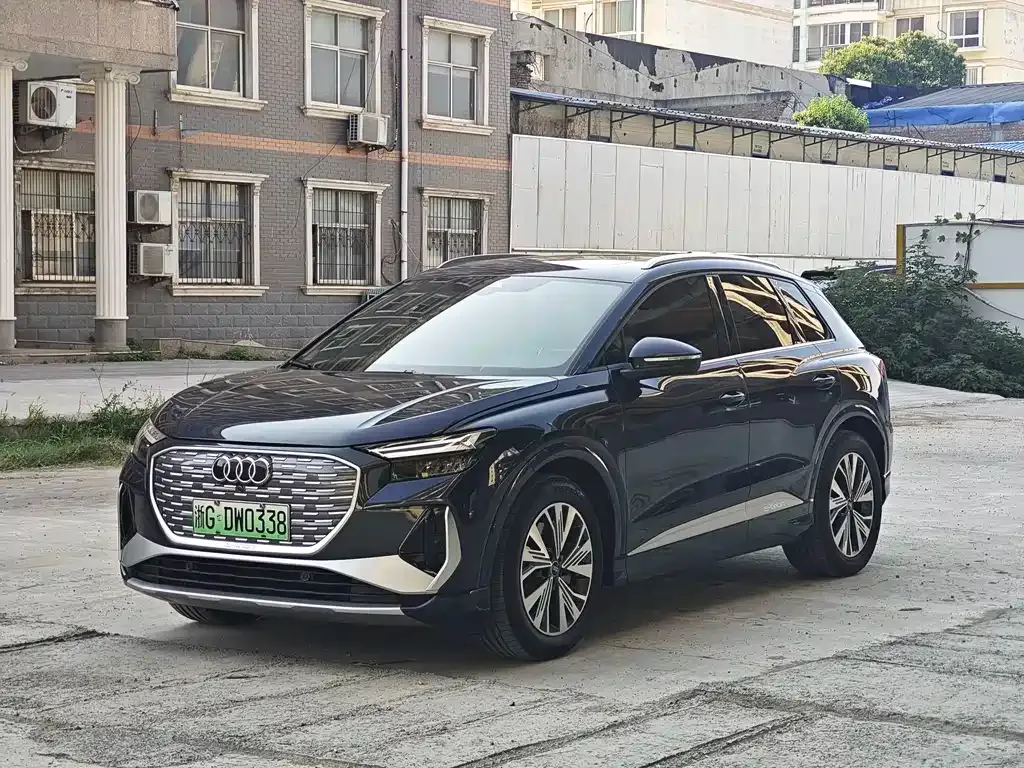 Audi Q4 e-tron — фото 1