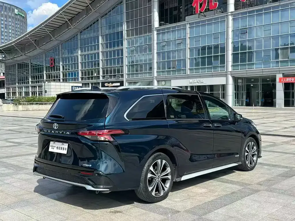 Toyota Granvia — фото 10