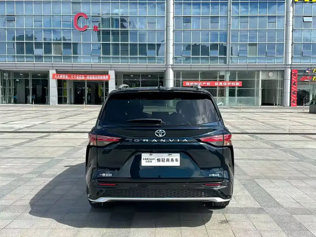 Toyota Granvia — фото 3