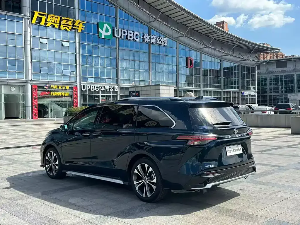 Toyota Granvia — фото 6