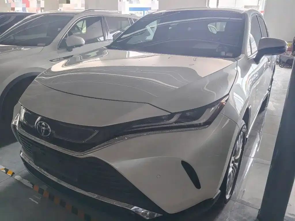 Toyota Harrier — фото 1