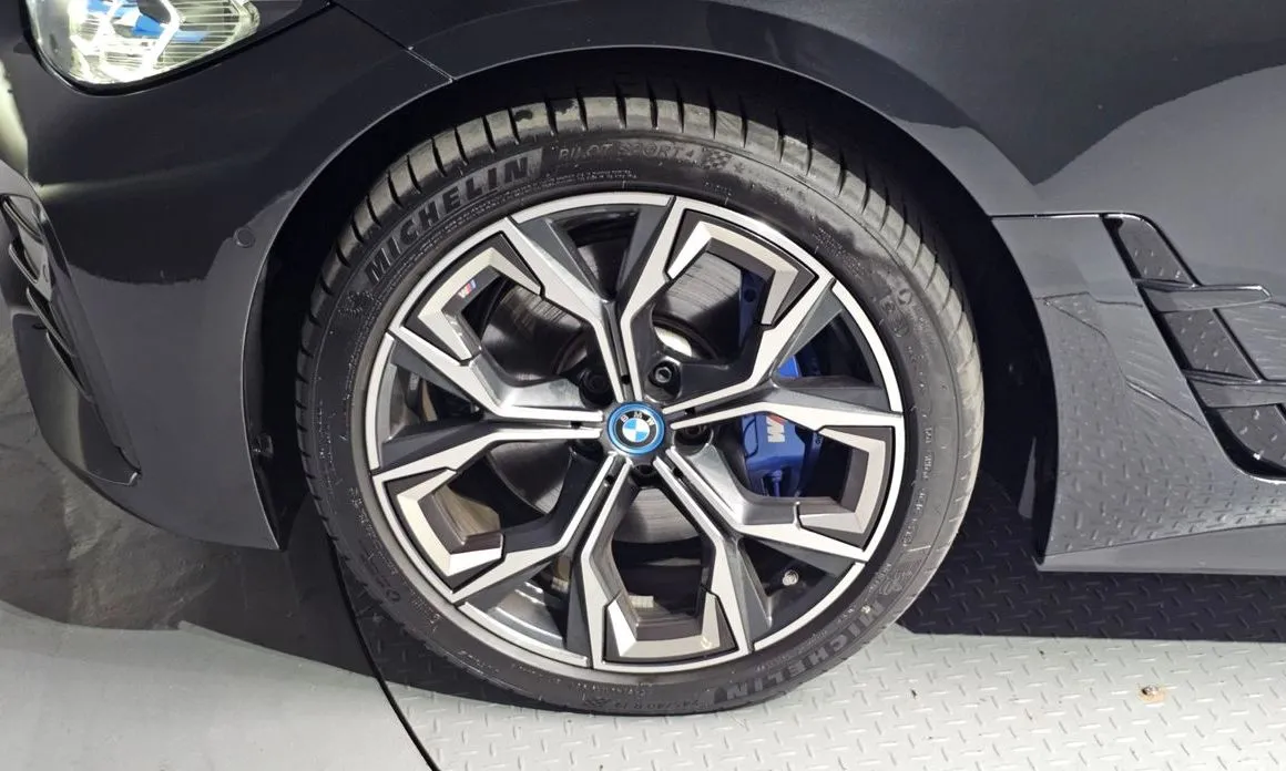 BMW i4 — фото 10