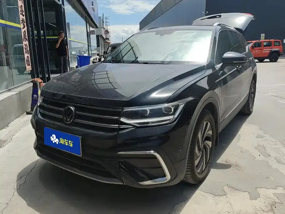 Volkswagen Tiguan L — фото 1