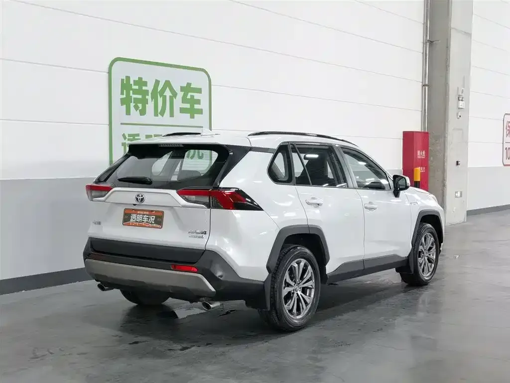 Toyota RAV4 — фото 7
