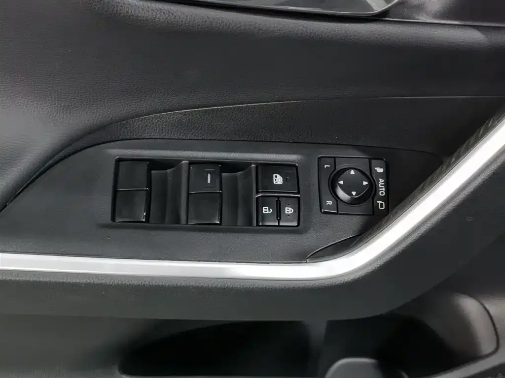 Toyota RAV4 — фото 8