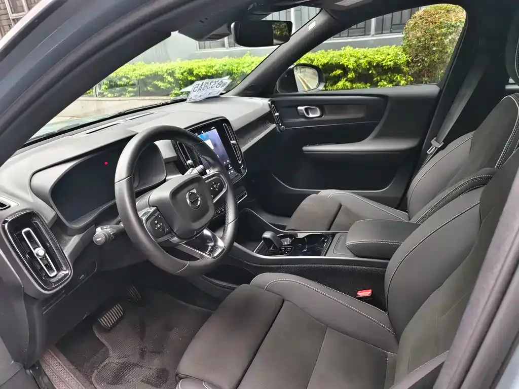 Volvo XC40 NEV — фото 4