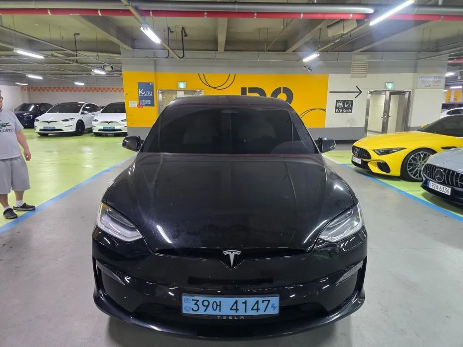 Tesla Model X — фото 1
