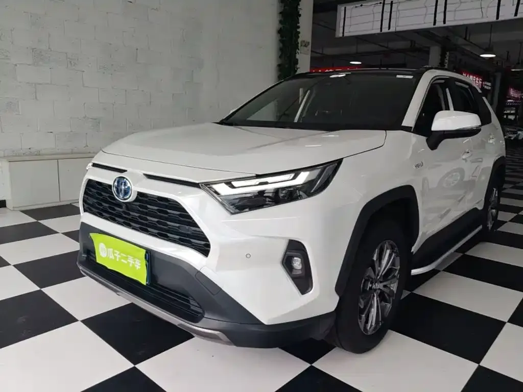 Toyota RAV4 — фото 1