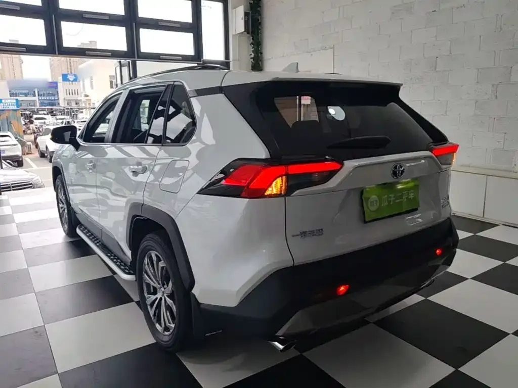 Toyota RAV4 — фото 6