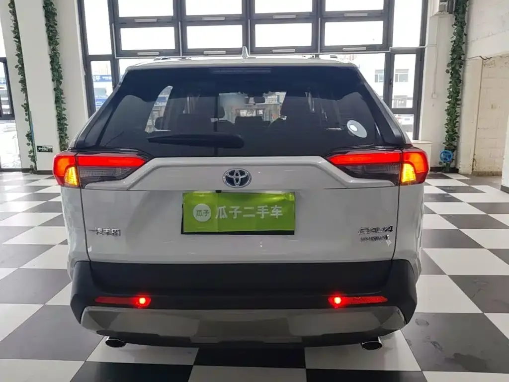 Toyota RAV4 — фото 10