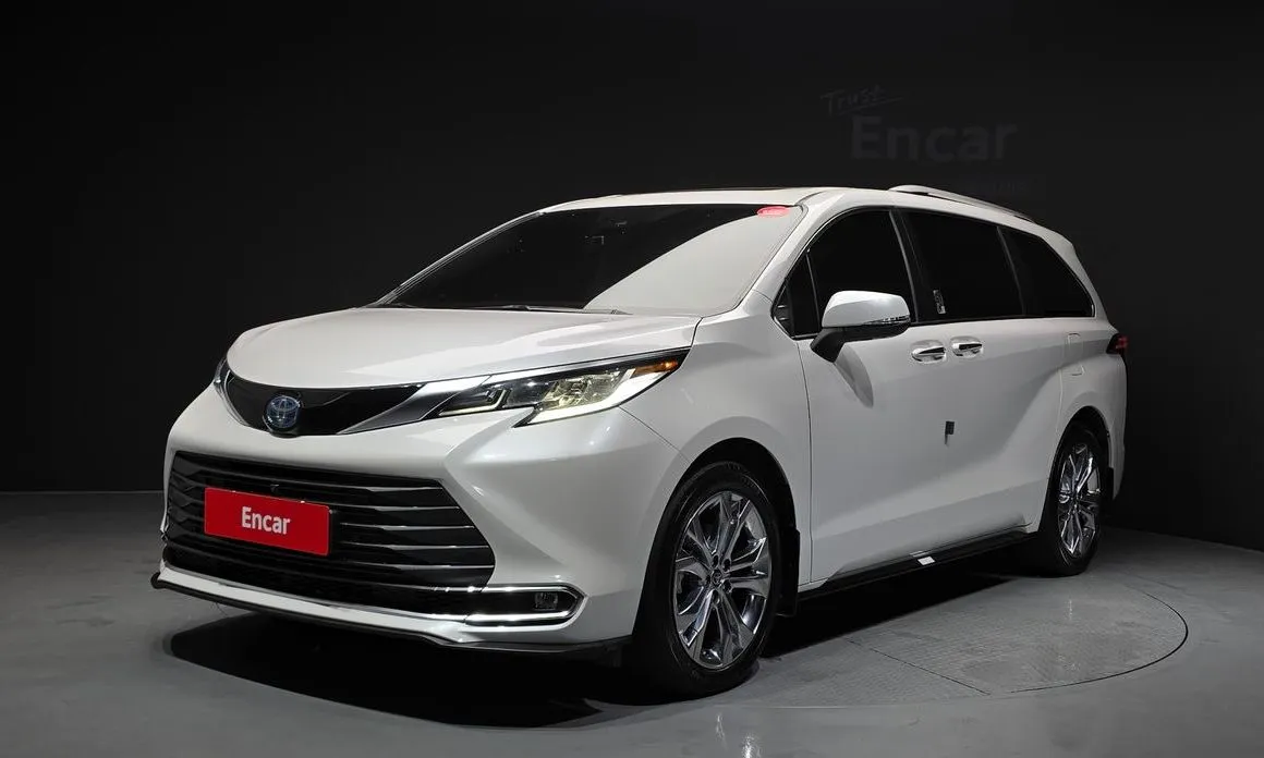 Toyota Sienna — фото 1