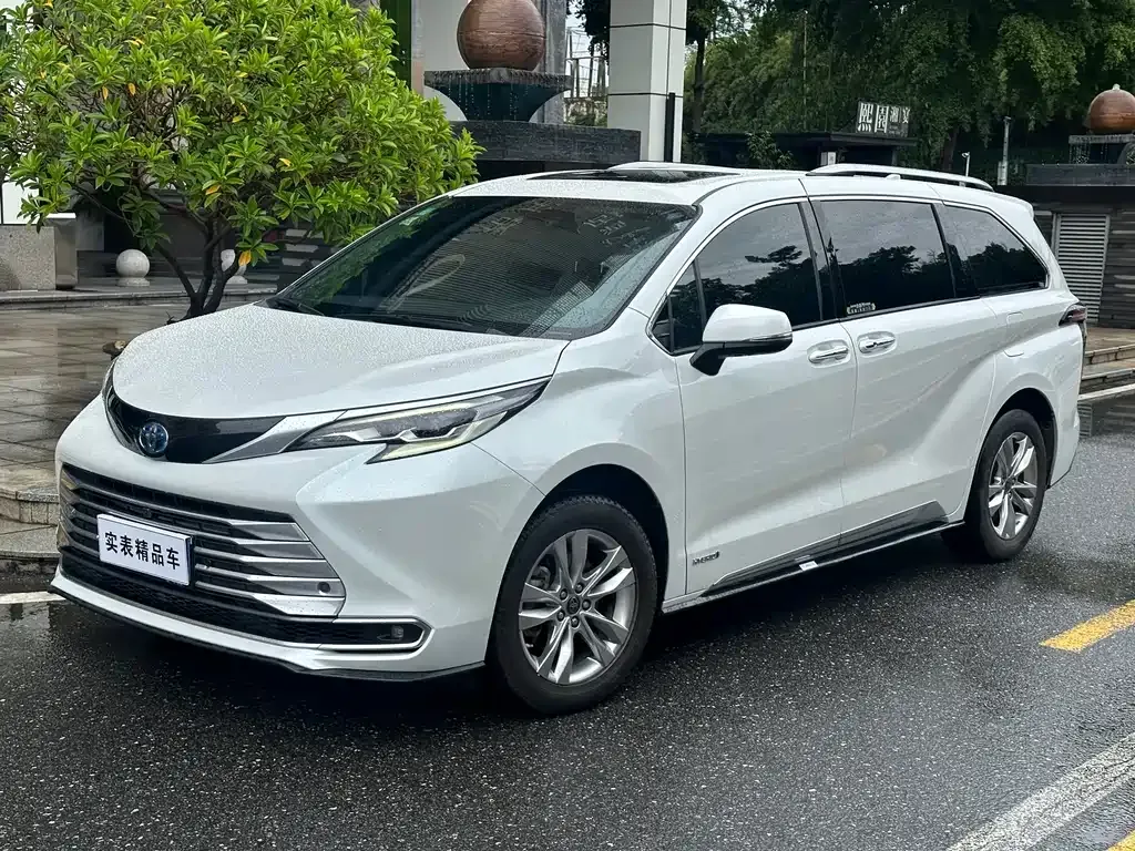 Toyota Sienna — фото 1
