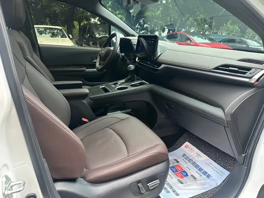 Toyota Sienna — фото 3