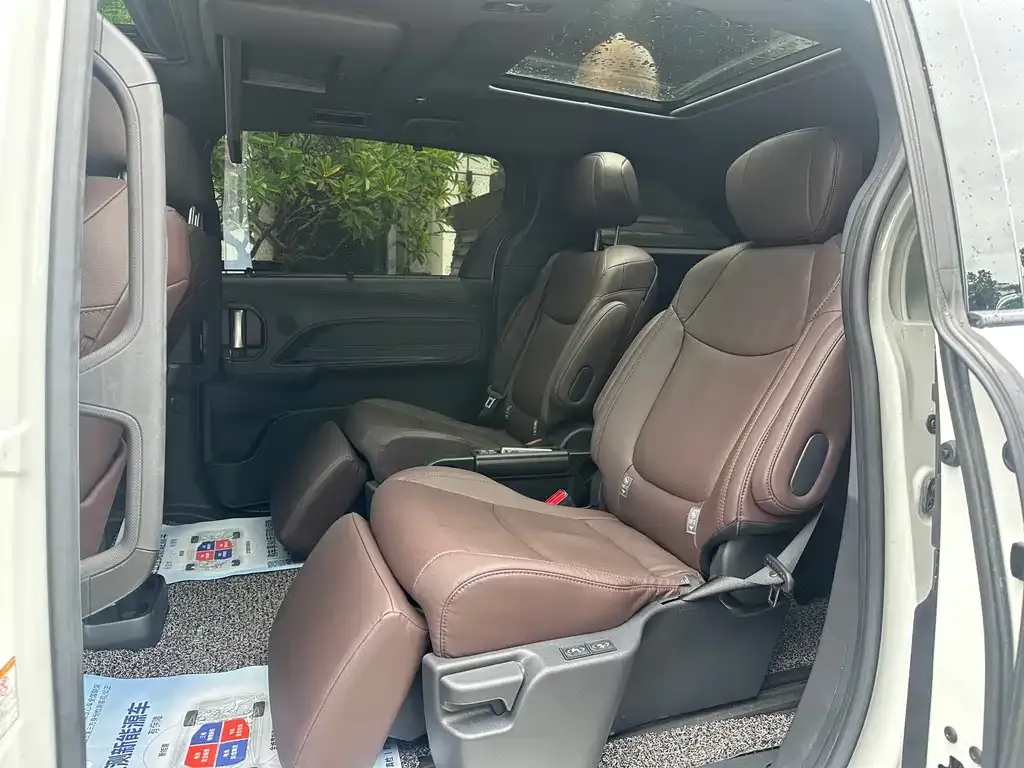 Toyota Sienna — фото 4
