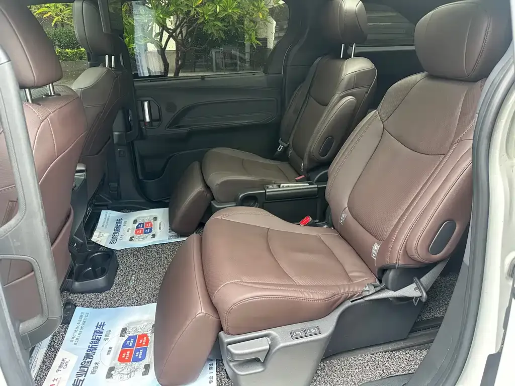 Toyota Sienna — фото 2