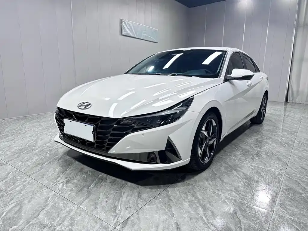 Hyundai Elantra — фото 1