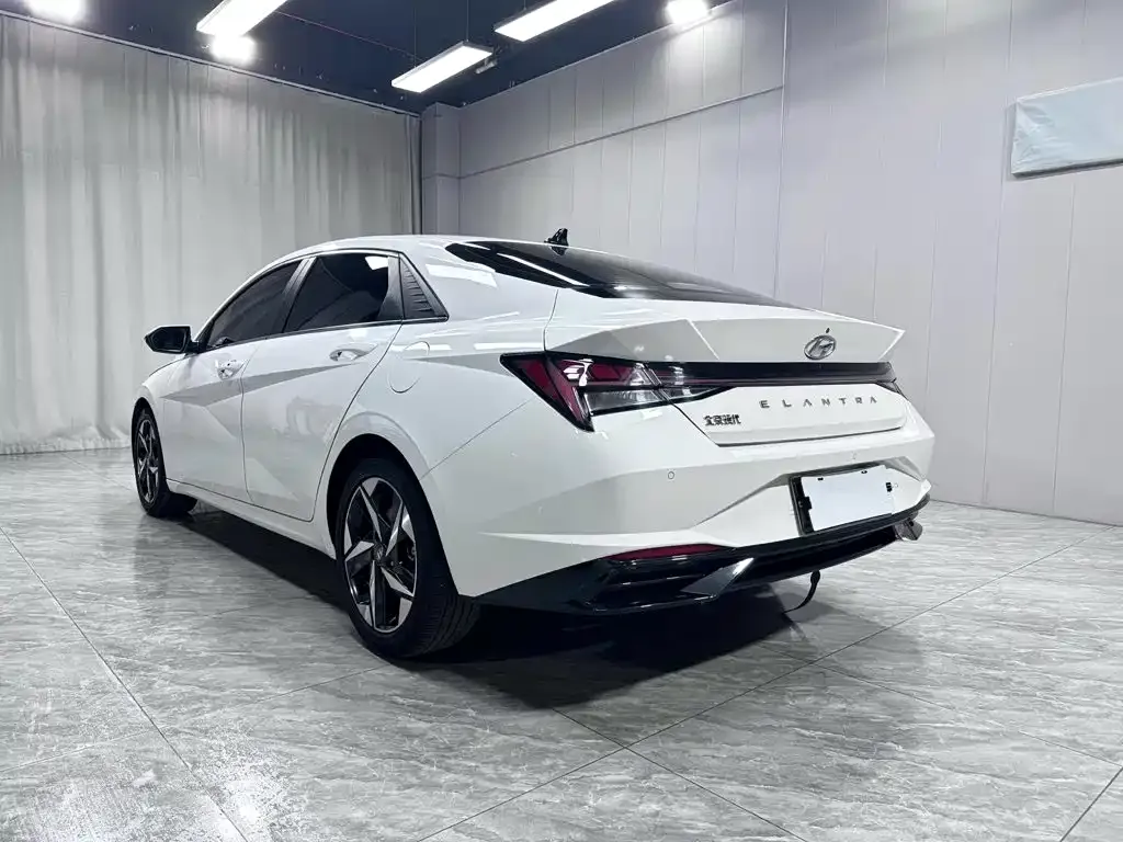 Hyundai Elantra — фото 5